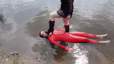 10520 - Hunters with heels in water