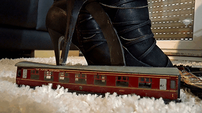 1152 - Flattening his antique train