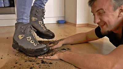 1186 - Trampling his hands with muddy hiking boots