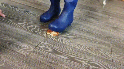 14620 - Blue rubber boots and sweaty feet