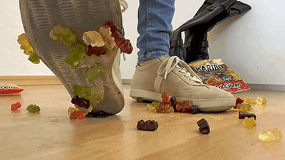 1583 - Gummy bears treated under dirty shoe soles