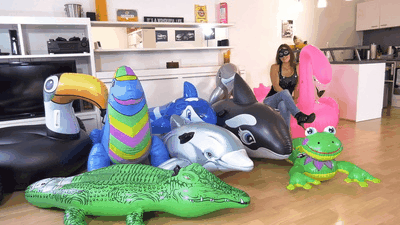 22747 - Inflatable zoo crushed under my high heels