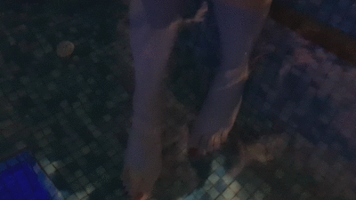 23925 - Lesbian pool foot worship