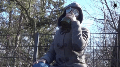 2530 - In the park with my gasmask