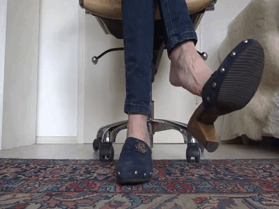 30962 - Wooden Sabots mules in blue suede