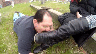 8452 - Goddess Lilith: PUBLIC OUTDOOR Boot Worship